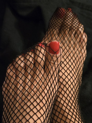 Naelor: Kaki mungil pakai stoking jala... Red Toe Nails
