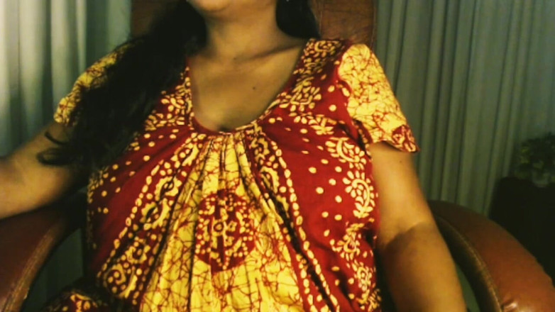 HotGirl21: Lamiendo axila con menos sujetador.