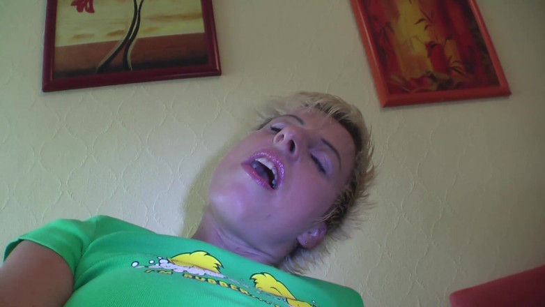 German amateur - 100% German hardcore videos: Paskudny skank dojrzałe sika rękę podczas pięści