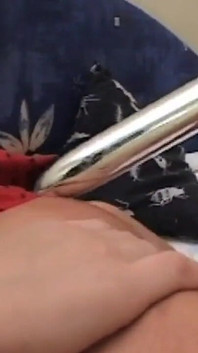 Fată blondă sexy excitată se masturbează și se bucură de jucăria ei sexuală