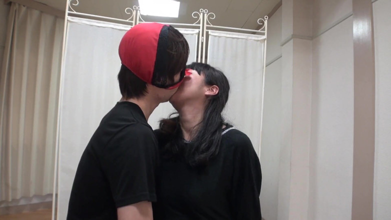 Japan Lust: Mamă sexy japoneză țâțoasă are parte de o pizdă păroasă tachinată înainte...
