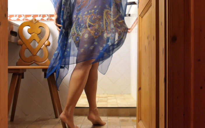 Selena701: शौकिया सुनहरे बालों वाली परिपक्व पत्नी selena कुछ सेक्स खेलों का मजा लेती है