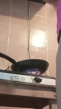 Baculatá bbw macecha ukazuje prsa a chlupatou kundičku v kuchyni