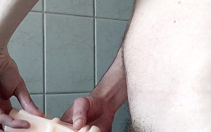 Deepthroat Studio: Masturbeer jongen exhibitionist met een hoes