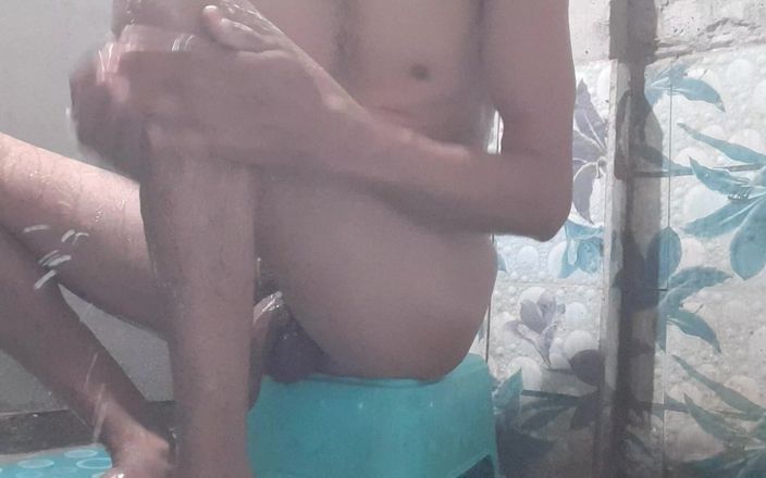 Che: Homme indien dans la salle de bain