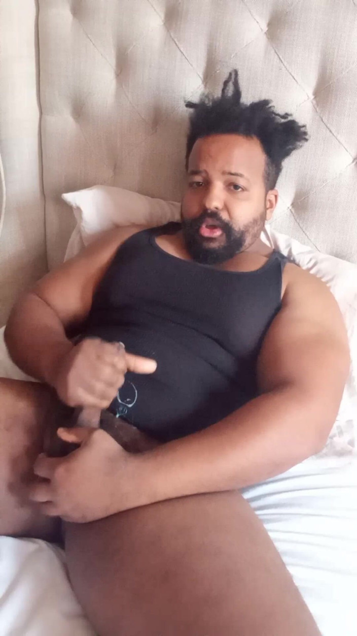 Eddie Venezuela: Ursulețul gras îi bate pula și ejaculează pe el