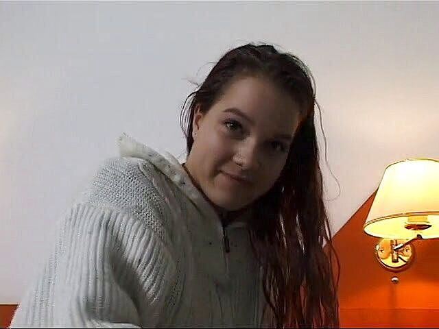 Lucky Wankerz: Brunetka amatérská děvka v sólové akci