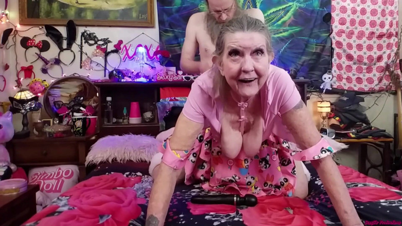 Sexy Sandra N Sir Christopher: Жестко трахни меня моими сапогами