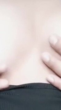 Baculatá dívka chce ptáka a hraje si se svými velkými prsy