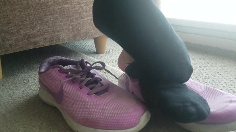 Footlicious3: Ich spucke auf meine schuhe. Stinkende, dreckige, schmutzige schwarze socken