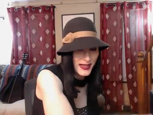 Ivyrose499: Une trans cam girl sexy chevauche un gode et fait...