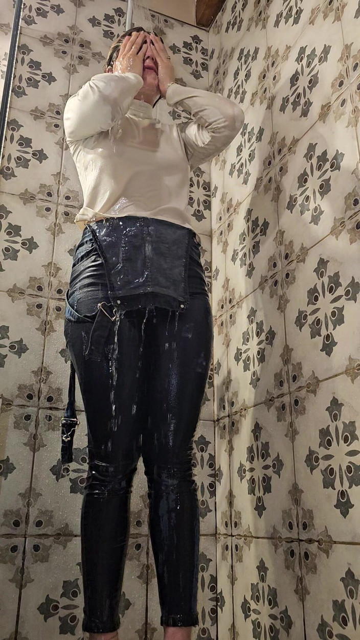 Keila Bassi: Nasser Denim-fetisch Wird in Der Dusche Mit Meiner Jeans Getränkt