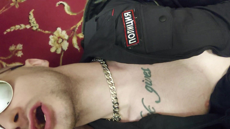 KinkySirius: Dva policisté sehráli hru na hrdiny zatýkání, nadvlády, odlivu lidu