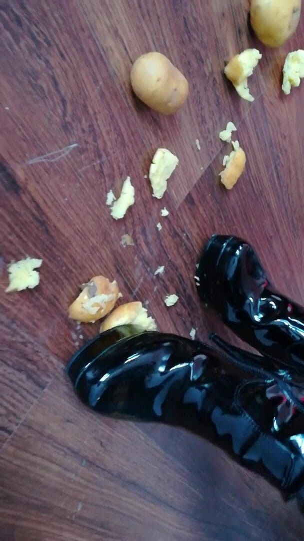 Lady Daniela -: The lady in beautiful boots crushes potatoes