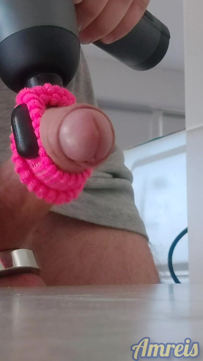 Amreis: Um brinquedo de massagem ordenha meu pau para um orgasmo...