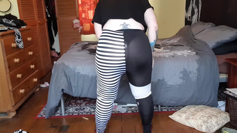 Tattooed Milfy Mama: PAWG merangsang dan muncrat di legging