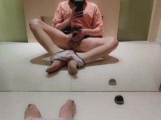 Taiwan CD girl: Shemalemasturbatie orgasme voor de spiegel