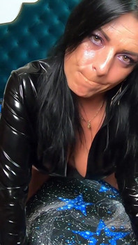 Geiles pvc-kleid solo. Weiße stiletto-stiefel, muschi klatschen und dildoritt