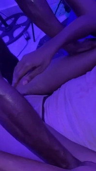 흑인 대물 자지와 내 가장 친한 친구가 내 쪼이는 보지를 따먹게 해줘