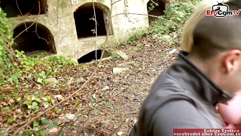 EroCom: Une touriste à forte poitrine baise son copain pendant un voyage...