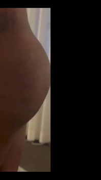 Sexy milenec podvádí s velkým černým pérem