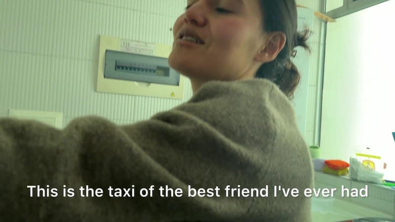 scarlettandc: Femeie latină cu fund mare se masturbează mirosind sutienul celei...