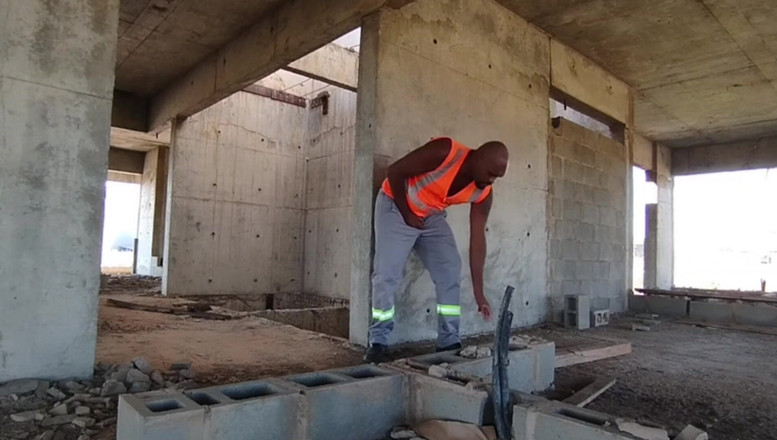 TheBlacKHunterr: Após O Serviço Passei Na Obra Pra Gozar