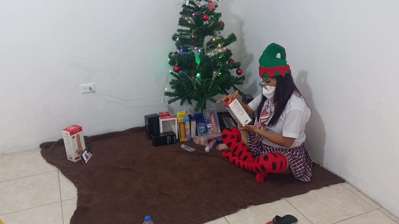 Martin13: Sexy studente krijgt haar kerstcadeautjes!! Ze masturbeert met een van...