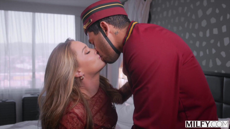 Milfy: Milfy Ohromující MILF Athena používá bellboye pro své potěšení
