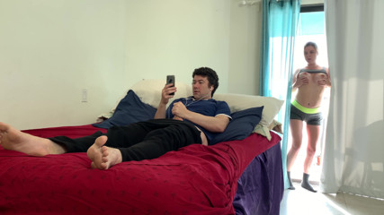 Erin Electra: 継母は、彼を自慰行為を捕まえた後に義理の息子をファック