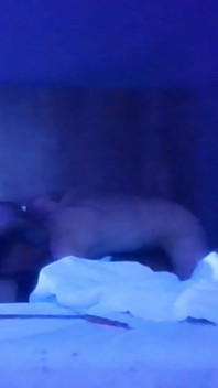 Un couple s’amuse à Blacklight