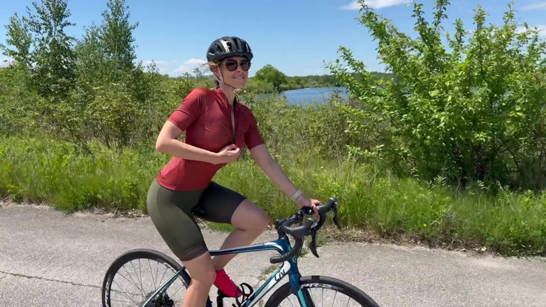 Serenity Cox: Ciclista sexy fa un pompino al marito prima di farsi...