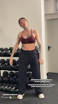 Vieni con me a giocare in palestra, iscriviti ora e guarda questo e altri completi.