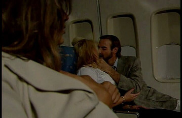 Perfect Porno: Prsatou sexy letušku líže a šuká kapitán, zatímco její prsatá cowerker...