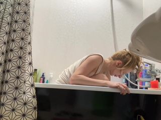 Holy Harlot: Kamera w łazience blondynki