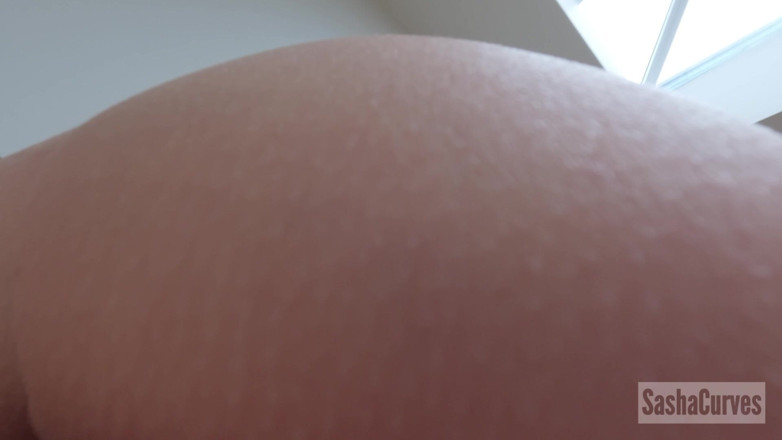 Sasha Curves: Het lichaam van reuzine stiefmoeder verkennen