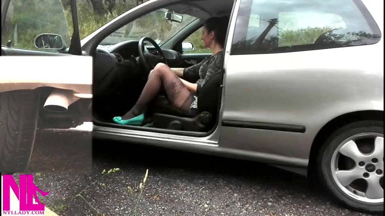 Nyllady: Menyelamatkan kereta saya di flat ballet merah seksi