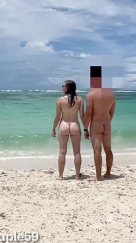 Bini mengongkek lelaki cergas rawak di pantai bogel semasa hubby merakam, isteri jalang dikongkek di pantai bogel oleh orang asing