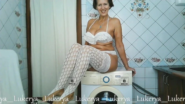 Lukerya: Lukerya škádlí svým tělem doma v kuchyni