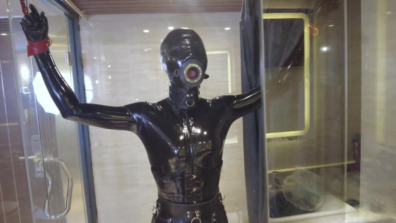 Aisan girl bondage: Mz20 - flickan i latexkläder låst i ett glasrum