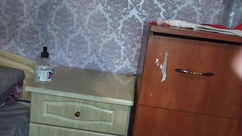 DirtyLubov: 보지 핥기, 침실에서 벌거벗은 눈 소녀와 주먹