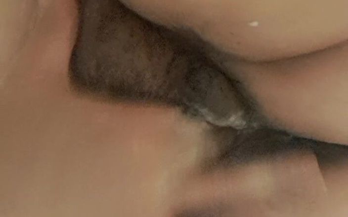 Mommy big hairy pussy: MiLF matura allarga la sua figa pelosa toccandosi