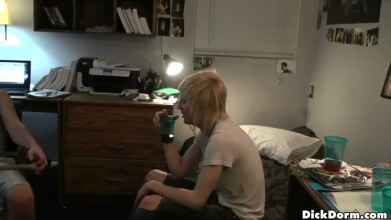 Reality Dudes: Reality Dudes - Robert Makes Bjs Orgasm as They Dare Roommates...