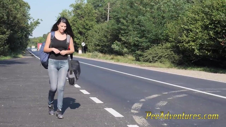 Pee Adventures: Sıska esmer idrar kesesiyle otostop çekiyor