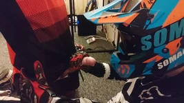 摩托车越野赛男人在和他的伴侣做爱后撸管