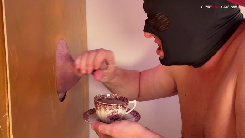 GLORYHOLEGAYS: Strano caffè allo sperma: il ragazzo schizza dentro - il soffiatore...