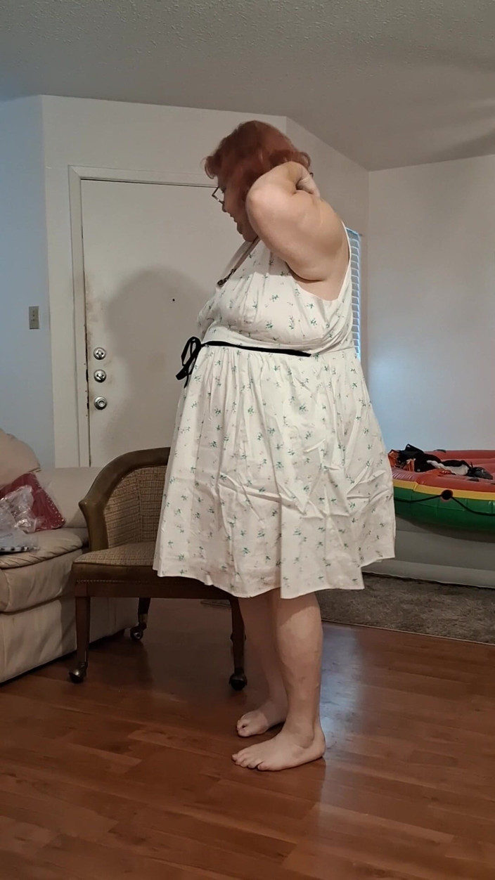 BBW nurse Vicki adventures with friends: 大美女护士vicki为你尝试新的服装订单 第1部分