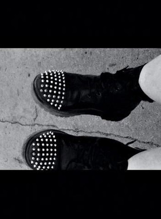 BBW nurse Vicki adventures with friends: Warthogs outfit Spike boot vs zábavné fotografie, které jsou nastaveny...