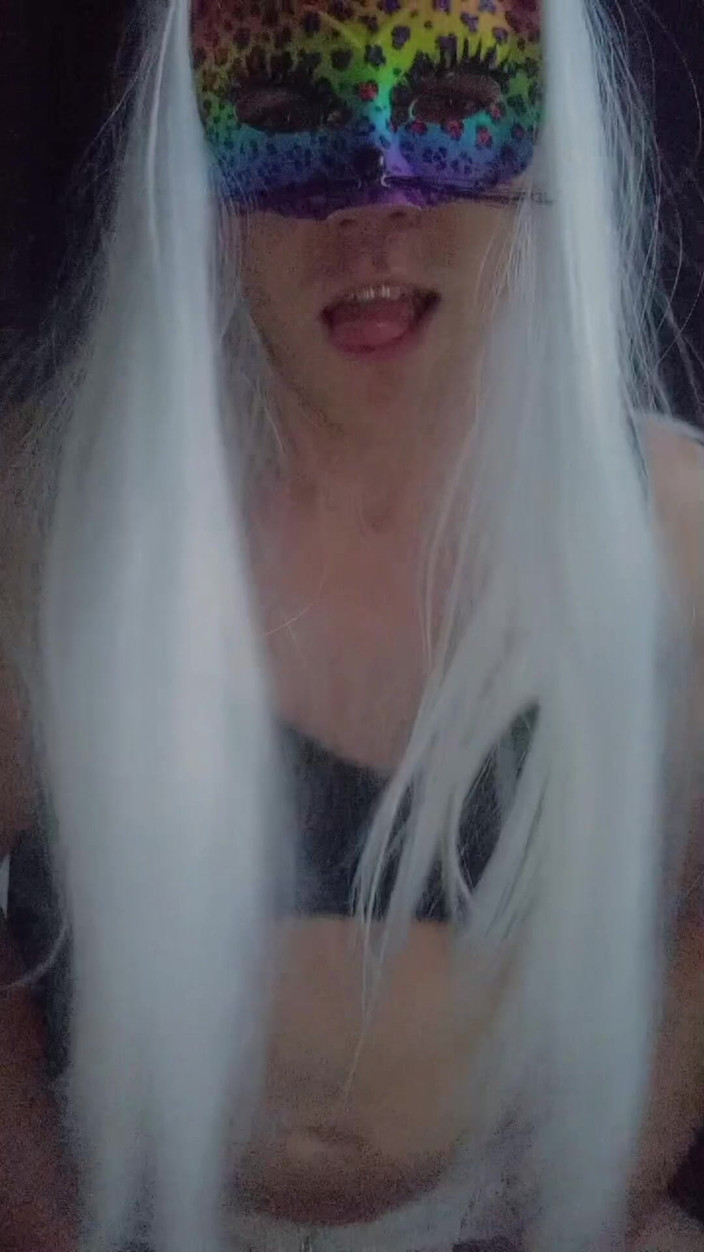 Sam cd: Joven crossdresser en lencería y juguetes