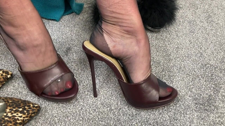 Mr MF: Nyonya wanita dengan kaki yang seksi ini lagi asik harmoni...